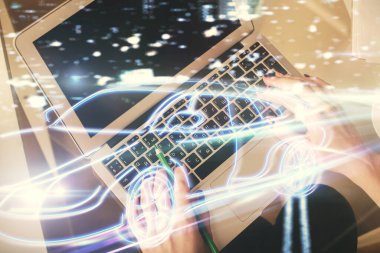 Bilgisayar ve araba hologramı çizimleri üzerinde çalışan kadın elleri çift pozlama. Üst Manzara. Otomatik pilot kavramı.
