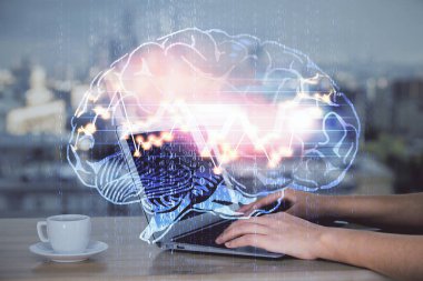 Bilgisayar ve insan beyin hologramı çizimleri üzerinde çalışan kadın ellerine çok maruz kaldı. Ai teknoloji konsepti.