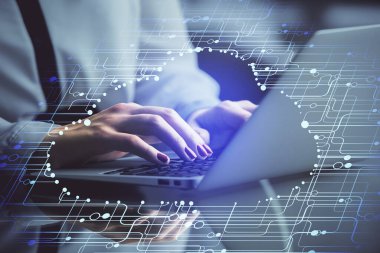 Bilgisayar ve veri temalı hologram çizimleri üzerinde çalışan kadın ellerine çok fazla maruz kalma. Teknoloji kavramı.