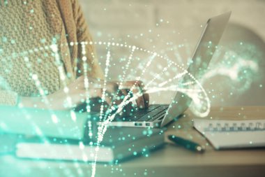 Bilgisayarda yazı yazan ve DNA hologramı çizen bir kadının ellerine iki kez maruz kalmış. Tıp eğitimi kavramı.