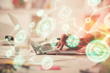 Kadın elinin bilgisayar ve sosyal ağ temalı hologram çizimlerinde çifte pozlama. Halk medyası kavramı.