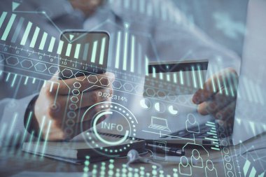 Elinde kredi kartı ve teknik tema çizimi olan bir adamın ellerine iki kez maruz kalmış. E-ticaret teknolojisi kavramı.