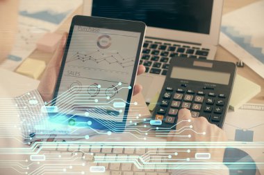 Bir adamın elini tutarken ve dijital bir cihaz ve veri temalı hologram çizimi kullanırken çift pozlama. Teknoloji konsepti.