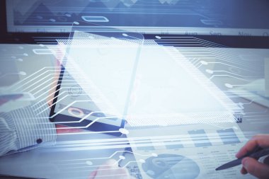 Bir adamın elini tutarken ve dijital bir cihaz ve veri temalı hologram çizimi kullanırken çift pozlama. Teknoloji konsepti.
