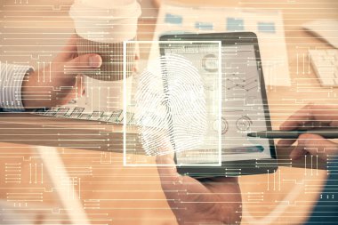 Dijital bir cihaz ve parmak izi hologramı kullanarak insanın elini tutarken çift pozlama. Güvenlik kavramı.