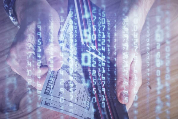 Dubbele blootstelling van technologie die hologram tekent en ons dollars biljetten en mannenhanden. Gegevensconcept — Stockfoto