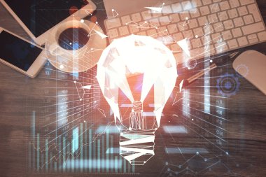 Ampulü telefonla masanın üzerine çizerken çift pozlama. Üst Manzara. Fikir kavramı.