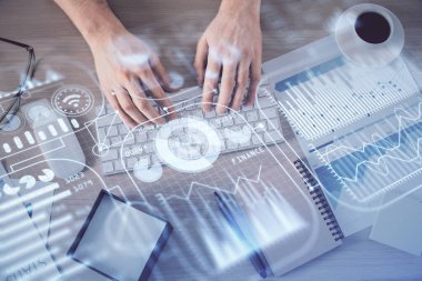 Bilgisayar klavyesinin ve teknik temalı hologram çiziminin üzerine yazarken iki kez görüntülenmiş. Üst Manzara. Teknoloji konsepti.