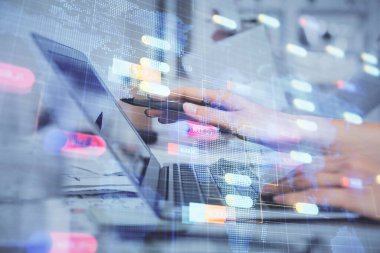 Bilgisayar ve veri temalı hologram çizimleri üzerinde çalışan kadın ellerine çok fazla maruz kalma. Teknoloji kavramı.