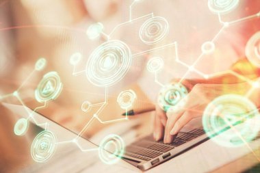 Kadın elinin bilgisayar ve sosyal ağ temalı hologram çizimlerinde çifte pozlama. Halk medyası kavramı.