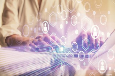 Kadın elinin bilgisayar ve sosyal ağ temalı hologram çizimlerinde çifte pozlama. Halk medyası kavramı.