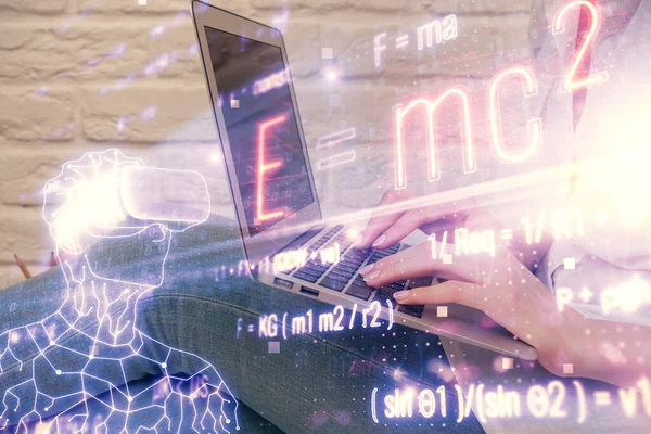 コンピュータと数式のホログラム図面に入力する女性の手の二重露出 教育理念 — ストック写真