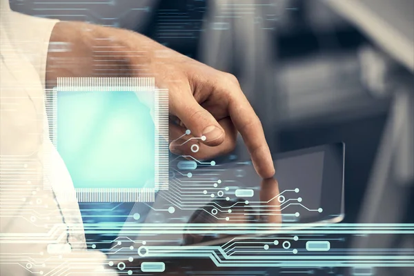 Bir adamın elini tutarken ve dijital bir cihaz ve veri temalı hologram çizimi kullanırken çift pozlama. Teknoloji konsepti.
