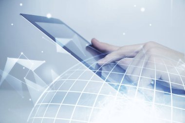 Dijital bir cihaz ve harita kullanarak insanın elini tutarken birden fazla pozlama. Uluslararası iş kavramı.