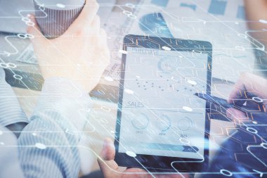 Dijital bir cihaz ve veri temalı çizim kullanan bir adamın el ele tutuşması. Yenilik kavramı.