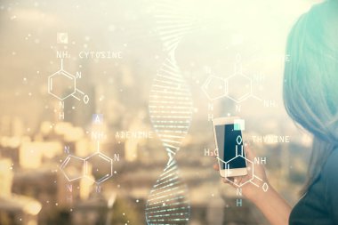İki kez DNA eşkali çıkarılmış hologram ve cep telefonu kullanan bir kadın. Eğitim kavramı.