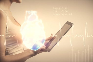 Kalp çizimine çift pozlama, hologram ve cep telefonu kullanan bir kadın. Tıp eğitimi kavramı.