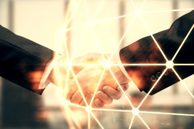 İki kişinin sosyal ağ temalı hologramı ve el sıkışması.