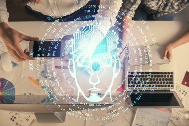 Kadın ve erkeğin birlikte çalışması ve insan beyin hologramı çizimi. Beyin fırtınası konsepti. Bilgisayar arkaplanı. Üst Görünüm.