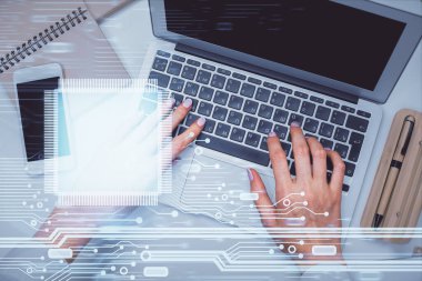 Bilgisayar ve veri temalı hologram çizimlerinde çalışan kadın elleri çift pozlama. Üst Manzara. Teknoloji konsepti.