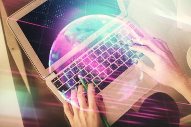 Bilgisayar ve teknoloji temalı hologram çizimlerinde çalışan kadın elleri çift pozlama. Üst Manzara. Teknoloji konsepti.