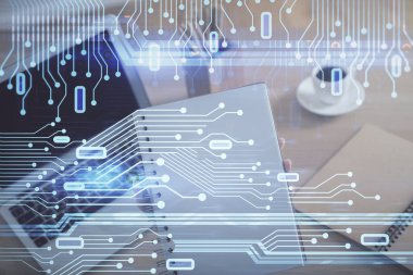 Bilgisayar ve veri temalı hologram çizimleri üzerinde çalışan kadın ellerine çok fazla maruz kalma. Teknoloji kavramı.