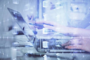 Bilgisayar ve veri temalı hologram çizimleri üzerinde çalışan kadın ellerine çok fazla maruz kalma. Teknoloji kavramı.