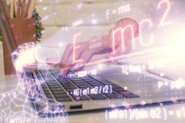 Bilgisayarda ve formüllü hologram çizimlerinde kadın elinin çifte pozu. Eğitim kavramı.