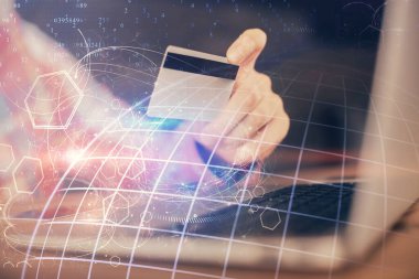Elinde kredi kartı ve dünya haritası çizimi olan bir adamın ellerine iki kez maruz kalmış. Uluslararası İnternet E-ticaret ve teknoloji kavramı.