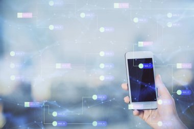 Teknolojiye çifte maruz kalma, hologram ve cep telefonu kullanan bir kadın..