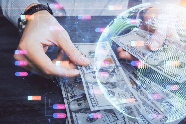 Dünya haritasının iki katına çıkarılması hologram, dolar banknotları ve insan eli..