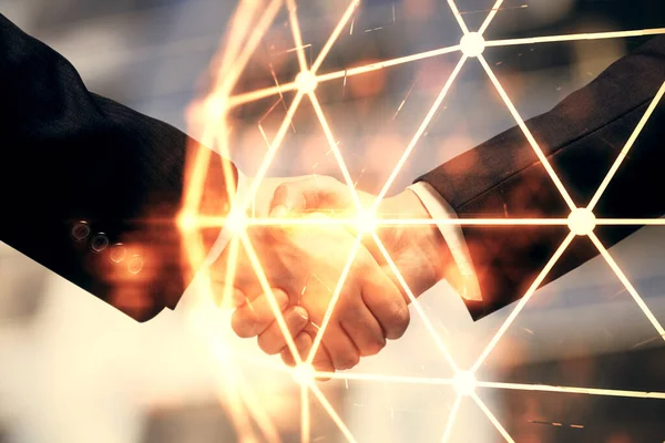 İki kişinin sosyal ağ temalı hologramı ve el sıkışması.