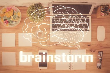 Tema çizimini masaüstü arkaplanındaki bilgisayardan başlat. Üst Manzara. Çifte maruziyet. Beyin fırtınası konsepti.