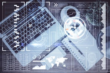 Bilgisayarla üst görünüm çalışma masası arka planında veri temasının çoklu pozlanması hologramı çiziyor. Teknoloji kavramı.