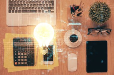 Ampulü telefonla masanın üzerine çizerken çift pozlama. Üst Manzara. Fikir kavramı.