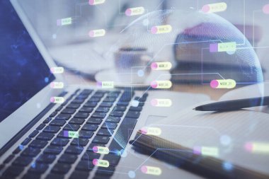 Teknoloji temalı çizimlere ve masaüstüne kahve ve masa arkasında eşyalar ile çifte pozlama. Veri araştırması kavramı.