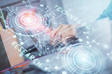 Bilgisayar ve veri temalı hologram çizimlerinde çalışan kadın elleri çift pozlama. Teknoloji kavramı.