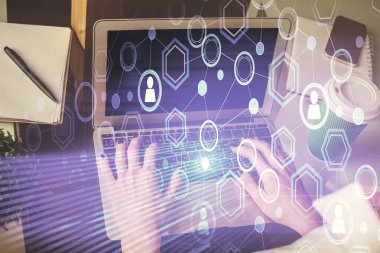 Kadın elinin bilgisayar ve sosyal ağ temalı hologram çizimlerinde çifte pozlama. Halk medyası kavramı.