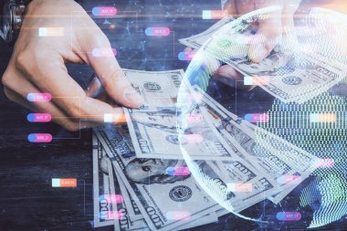 Dünya haritasının iki katına çıkarılması hologram, dolar banknotları ve insan eli..