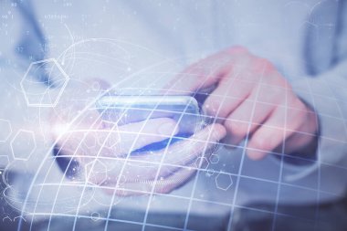 Dijital bir cihaz ve harita kullanarak insanın elini tutarken birden fazla pozlama. Uluslararası iş kavramı.