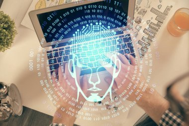 Bilgisayar klavyesinde ve beyin hologramı çizimlerinde insan elinin çifte pozu. Üst Manzara. Ai ve veri teknolojisi kavramı.