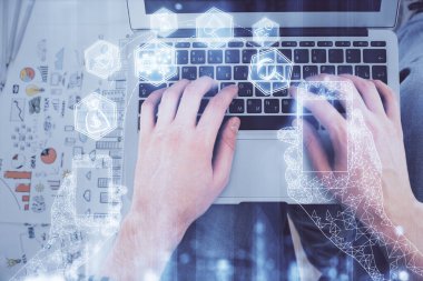 Bilgisayar klavyesinin ve teknik temalı hologram çiziminin üzerine yazarken iki kez görüntülenmiş. Üst Manzara. Teknoloji konsepti.