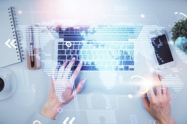 Bilgisayar ve dünya haritası çizimleri üzerinde çalışan kadın elleri çift pozlama. Üst Manzara. Uluslararası iş kavramı.