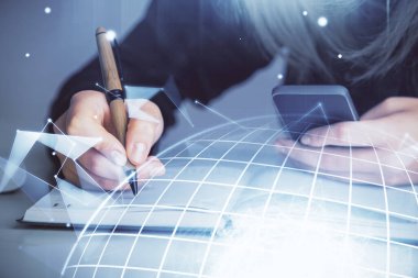 Bilgisayar ve dünya haritası çizimleri üzerinde çalışan kadın elleri çift pozlama. Uluslararası teknoloji sektörü konsepti.