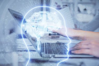 Bilgisayar ve beyin hologramı çizimleri üzerinde çalışan çok sayıda kadın eli var. Ai kavramı.