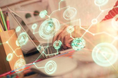 Kadın elinin bilgisayar ve sosyal ağ temalı hologram çizimlerinde çifte pozlama. Halk medyası kavramı.