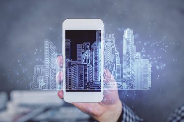 Dijital bir cihaz ve şehir çizimi kullanarak insanın ellerini tutarken çift pozlama.