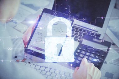 Dijital bir cihaz ve kilit çizimi kullanan bir adamın el ele tutuşması. Güvenlik kavramı.