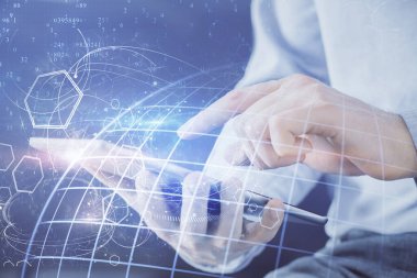 Dijital bir cihaz ve harita kullanarak insanın elini tutarken birden fazla pozlama. Uluslararası iş kavramı.