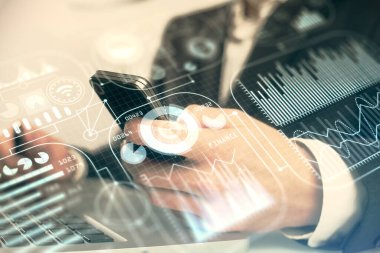 Dijital bir cihaz ve teknoloji temalı hologram çizimi kullanarak insanın elini tutarken çift pozlama. Teknoloji konsepti.